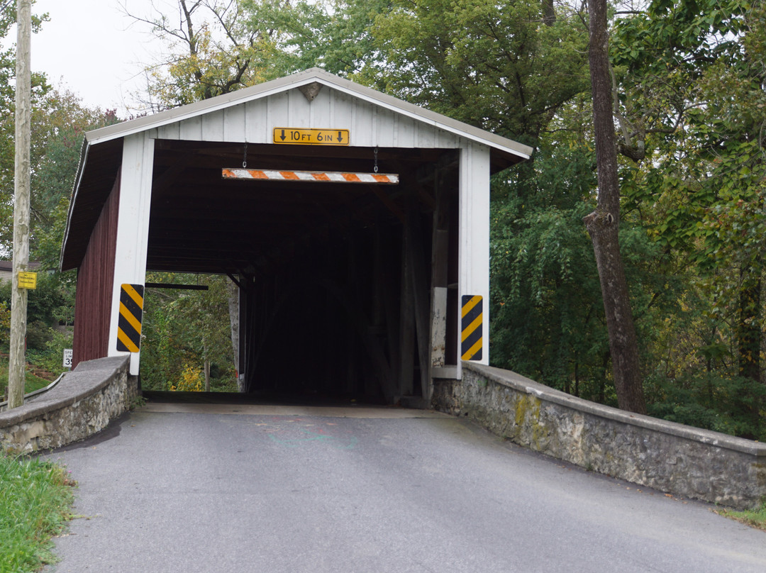 Kaufman's Distillery Covered Bridge景点图片