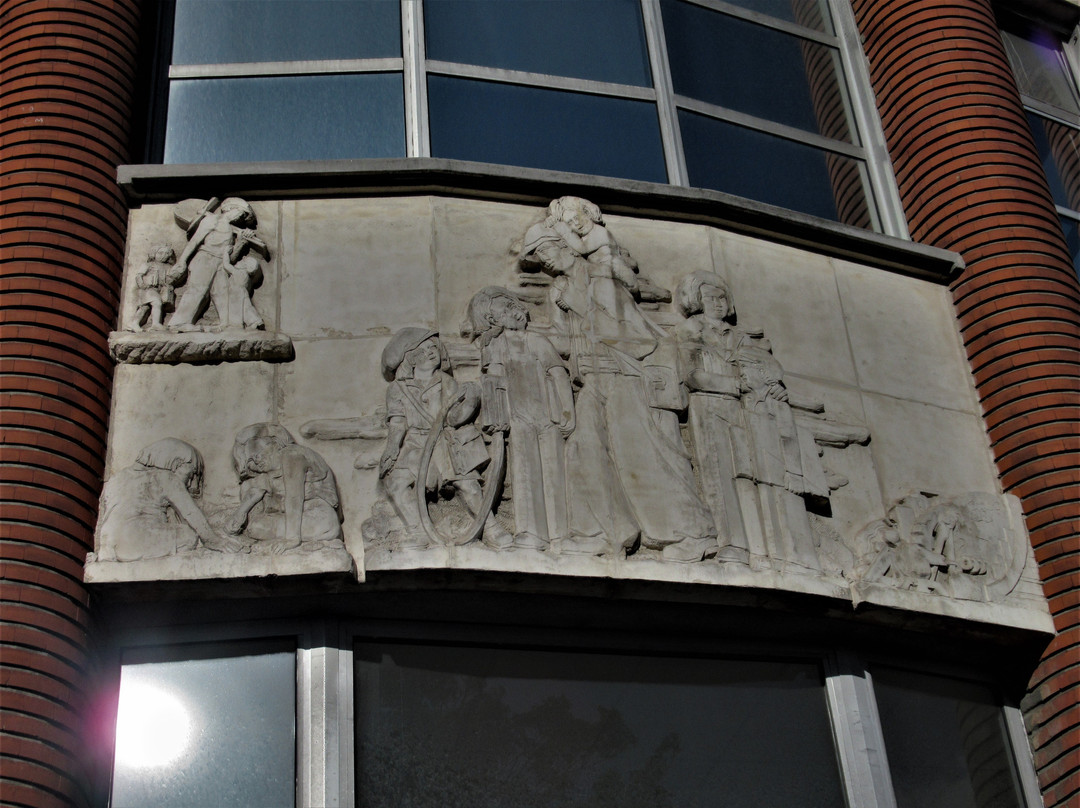 Bas-relief signalant l'entrée de l'école de garçons-Romainville必去景点