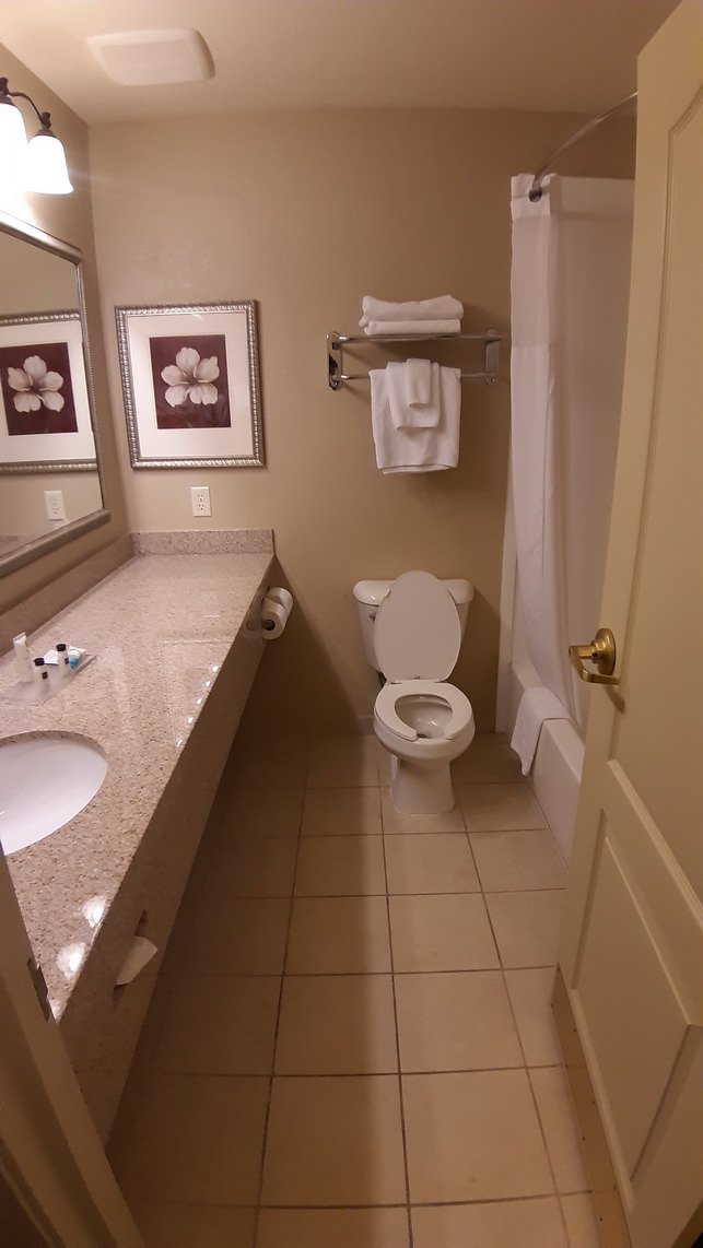 Garner Hotel Gillette South-浴室