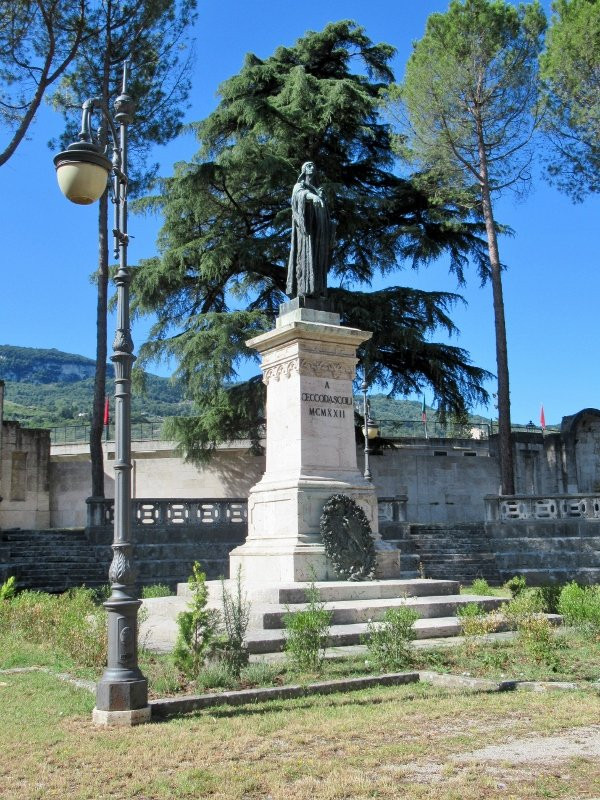 Monumento a Cecco d'Ascoli景点图片