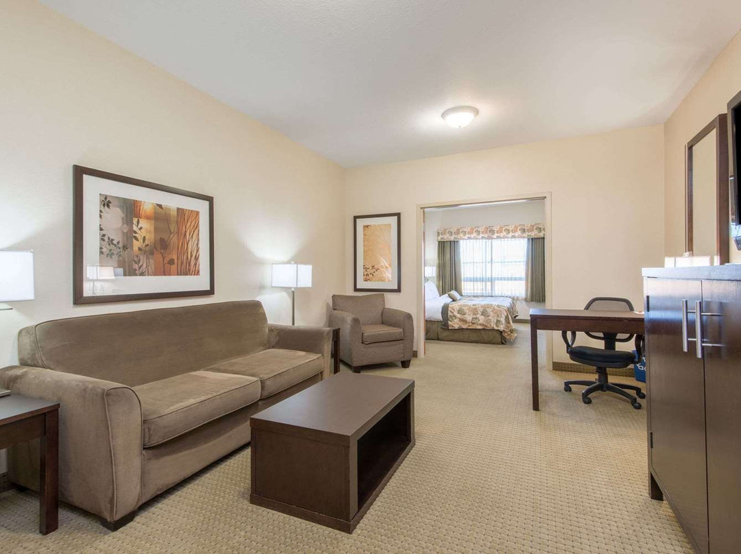 Ramada by Wyndham Wainwright主图