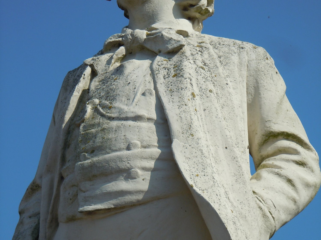 Statue de Gustave Flaubert-特鲁维尔海滨城必去景点