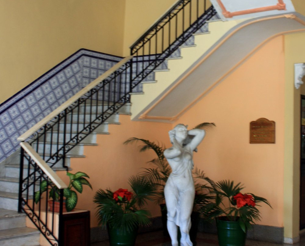 Hoteles E Velasco Louvre主图