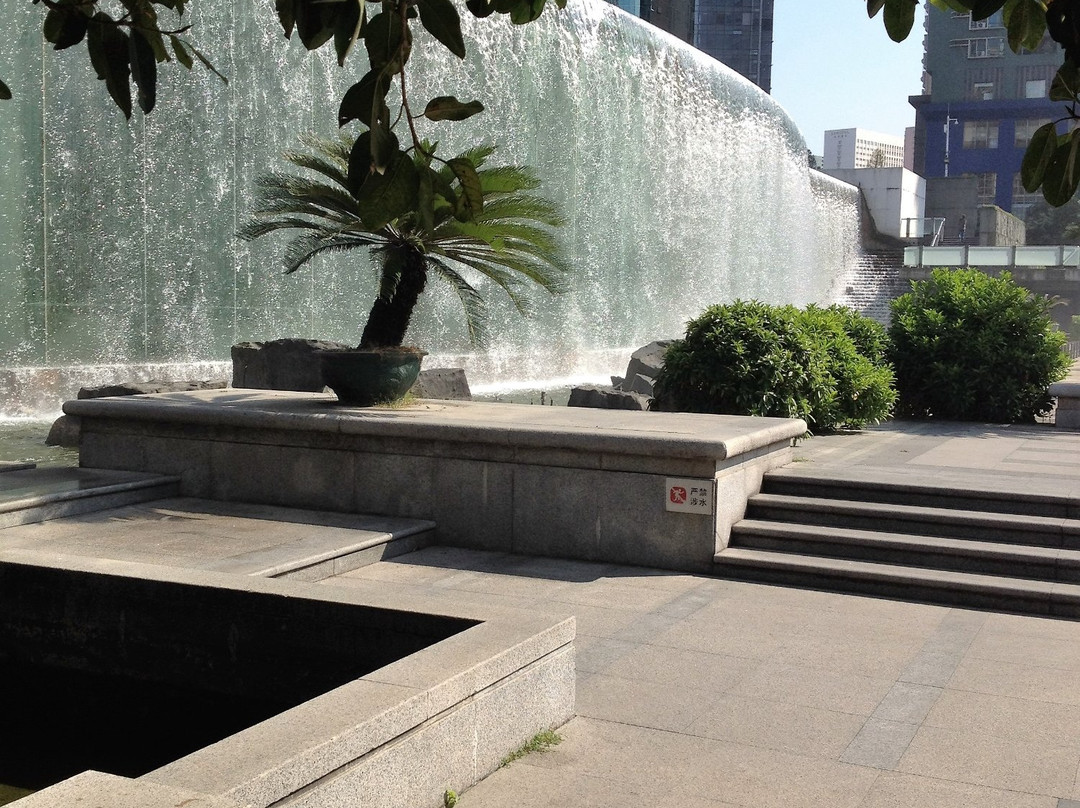广州东站广场水景瀑布-广州市必去景点