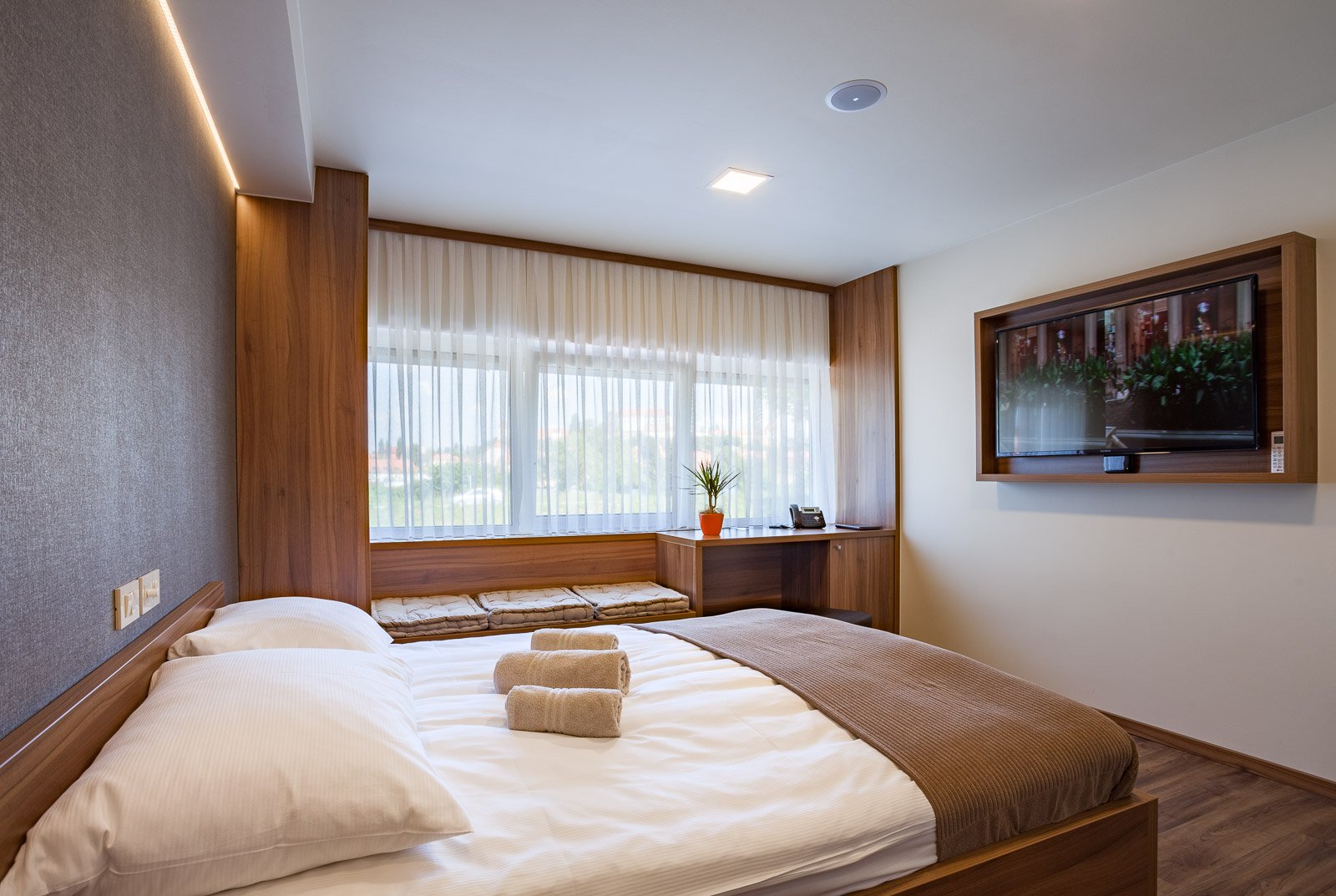 Pomaranča Hotel-官方