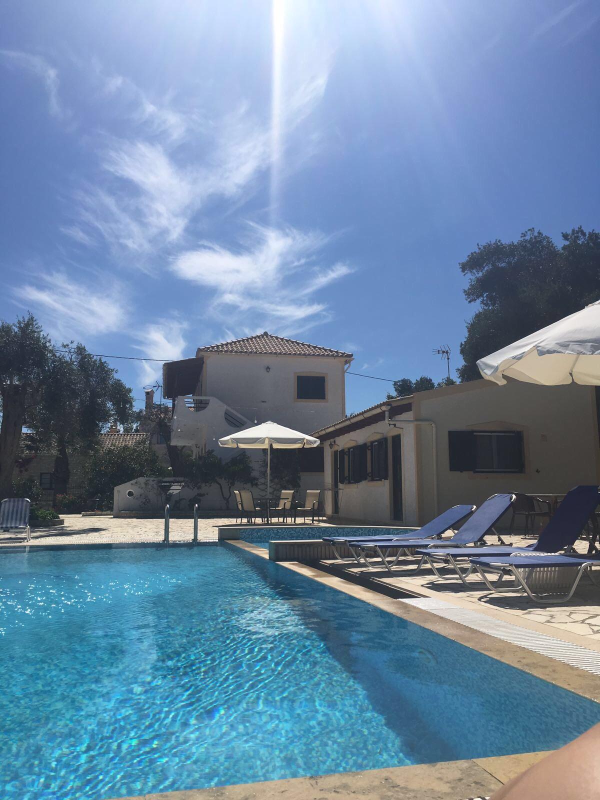 Olympia Paxos Apartment-官方