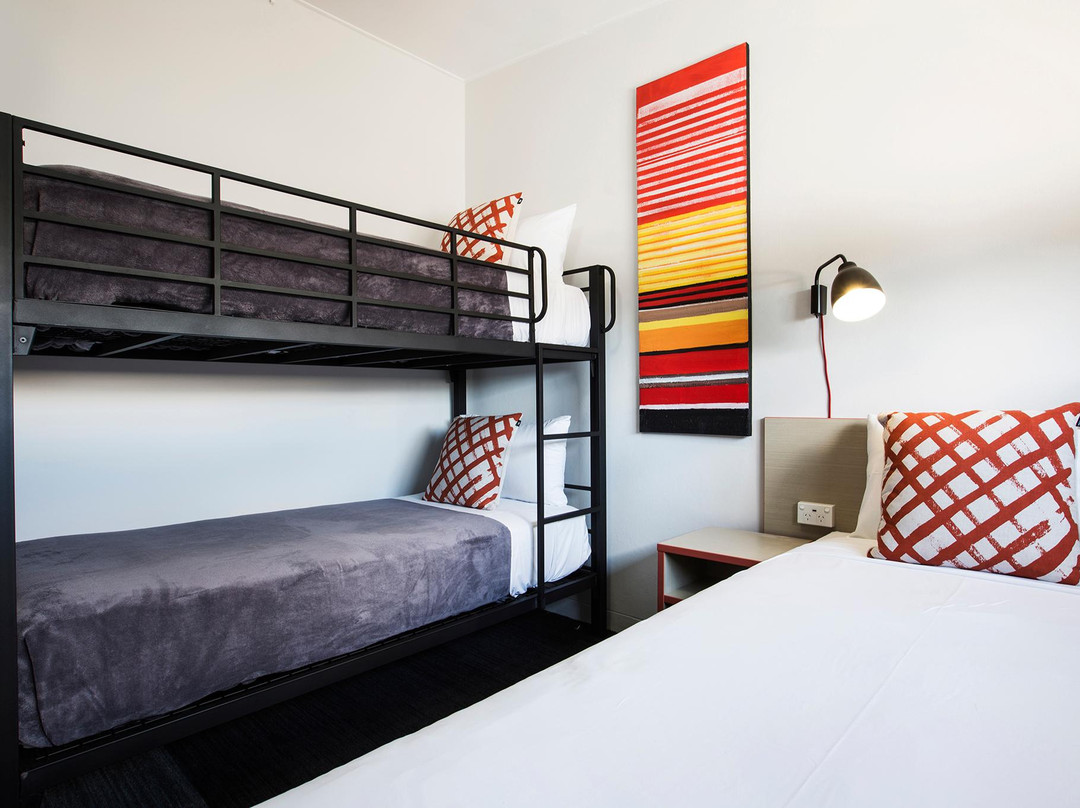 Villawood Hotel主图