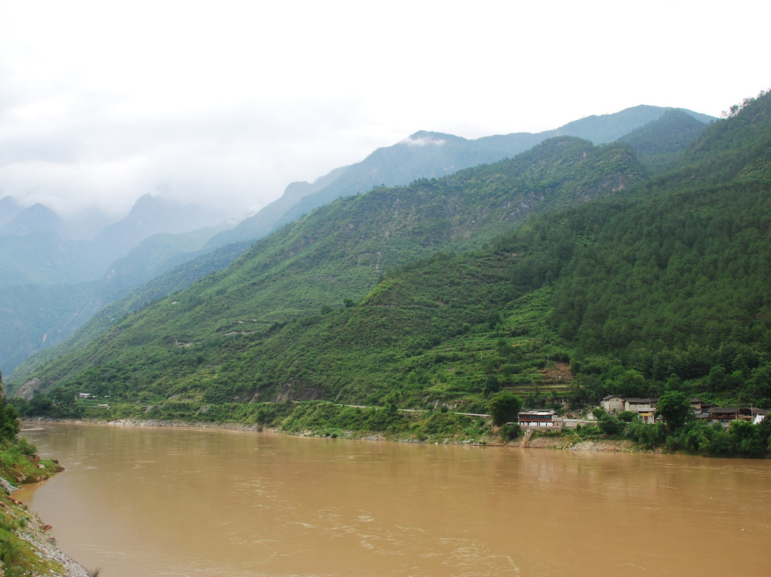 上虎跳峡谷景点图片