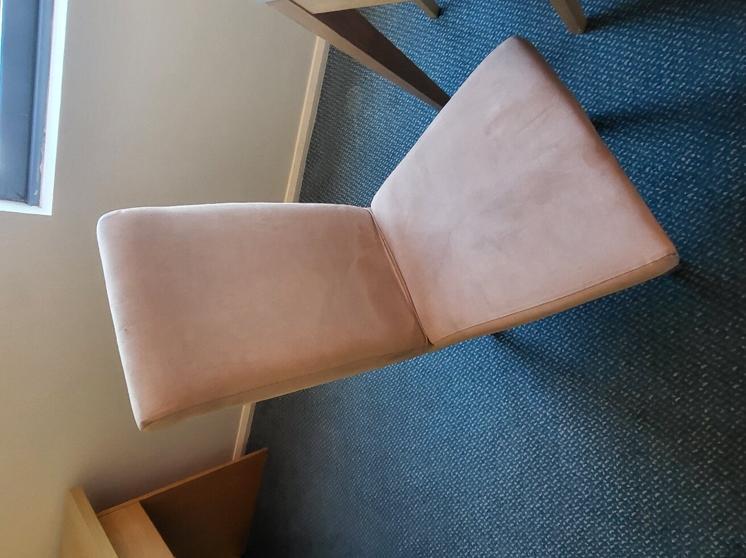 恩瑞斯海滨盛橡套房酒店主图