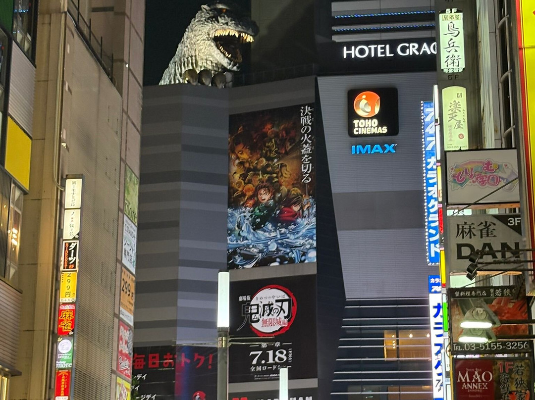 新宿哥斯拉等比头雕-Kabukicho必去景点