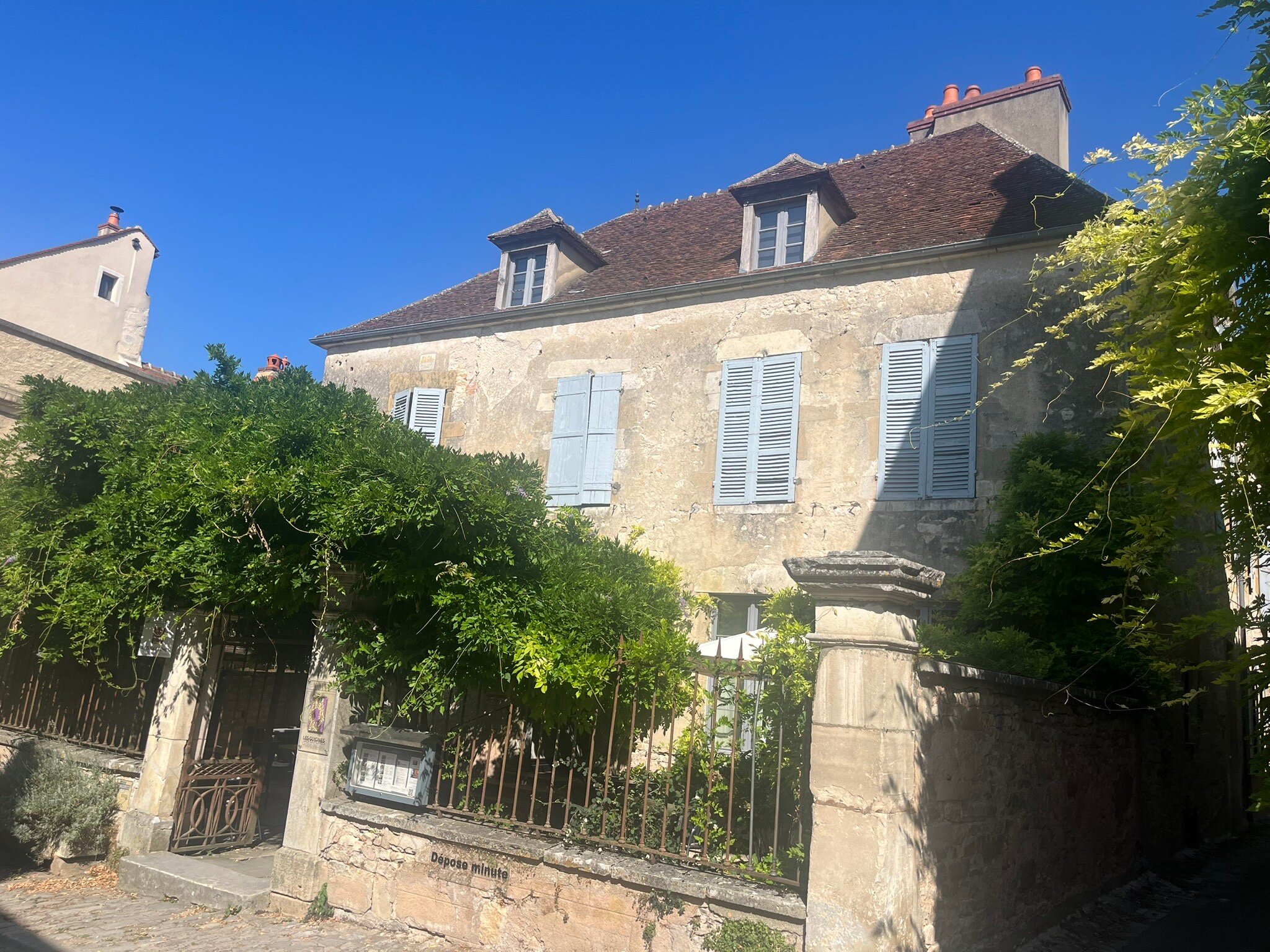 Les Glycines Vézelay-官方
