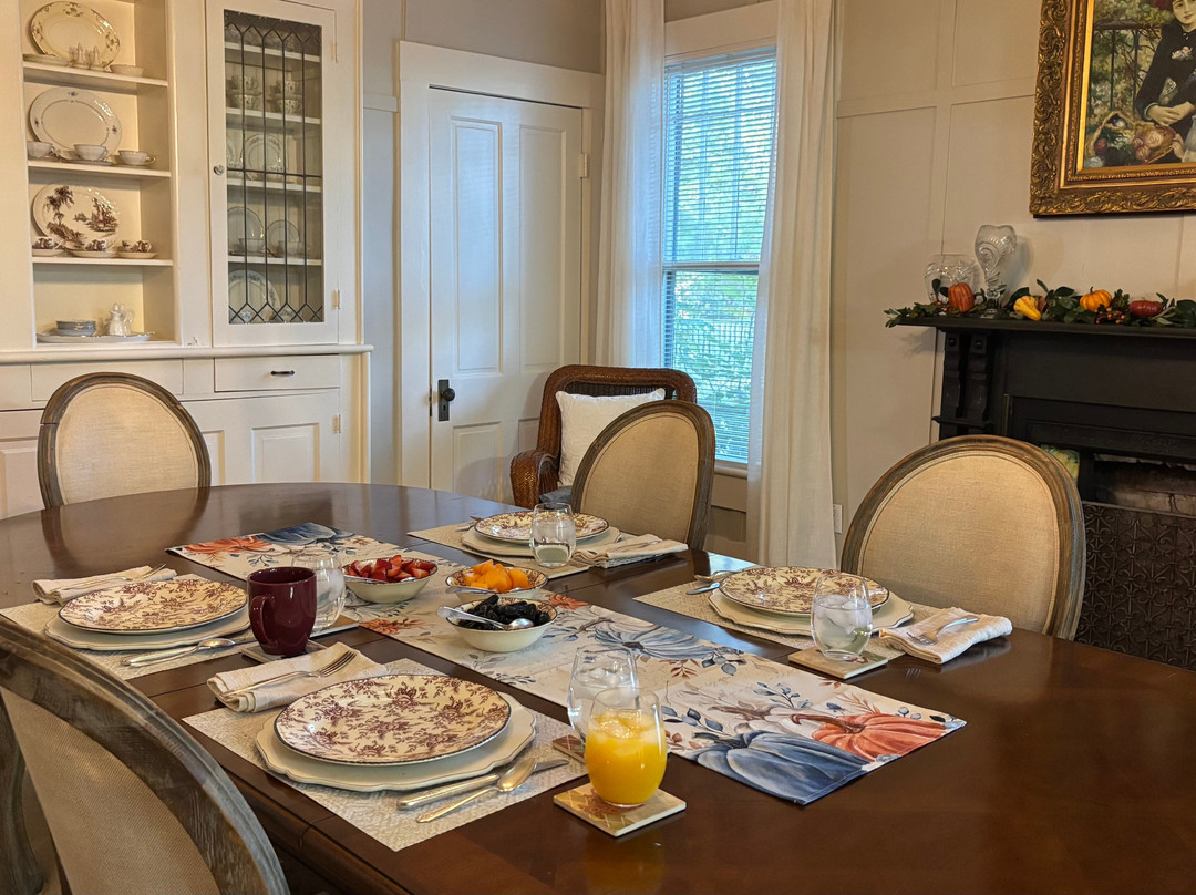 The Caroline House主图