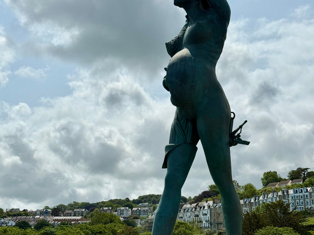 Verity Statue-伊尔弗勒科姆必去景点