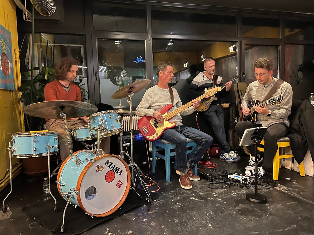 Livezeni餐馆和美食-Corner Pub