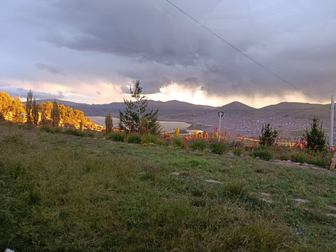 米拉多尔德蒂蒂卡卡主图