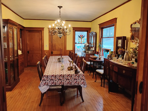 疯狂河旅馆主图