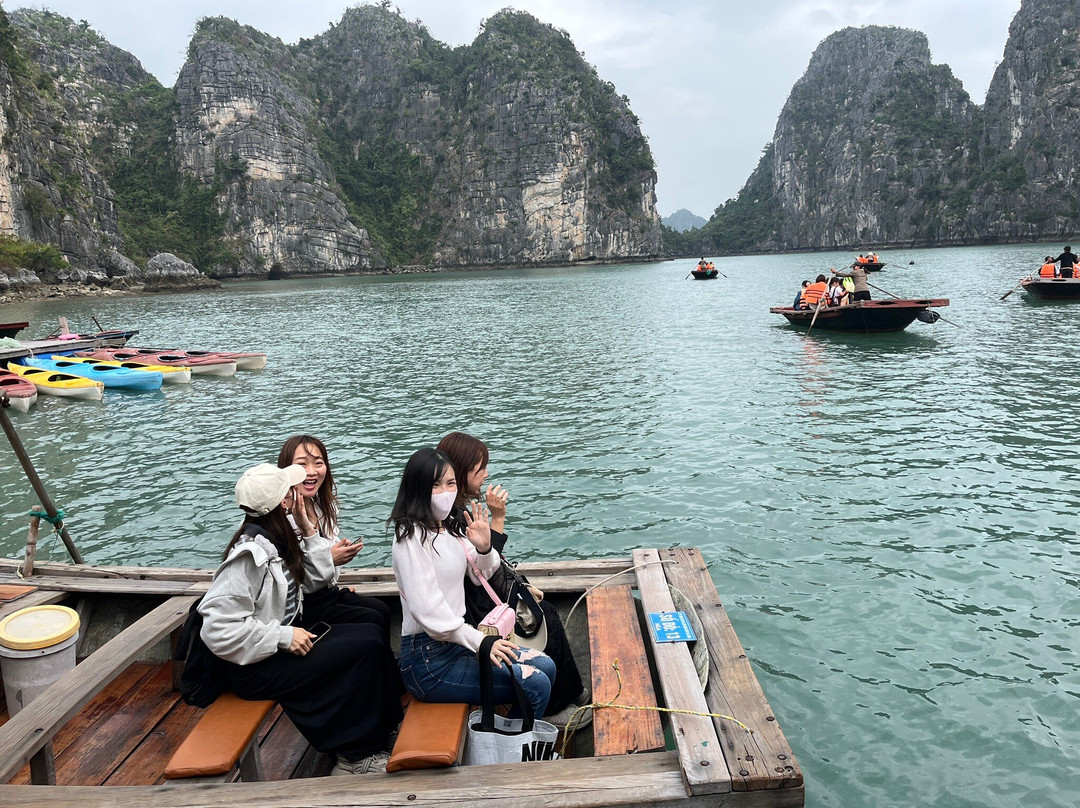 Cua Van Floating Village-下龙湾必去景点