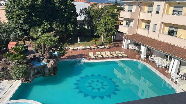 玛丽娅罗萨日亚酒店-旅行者
