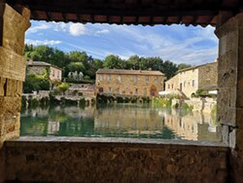 Piazza delle Sorgenti-巴尼奥维诺尼必去景点