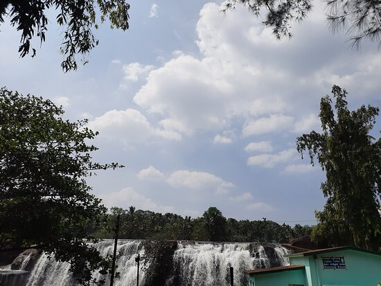 Thirparappu Waterfalls景点图片