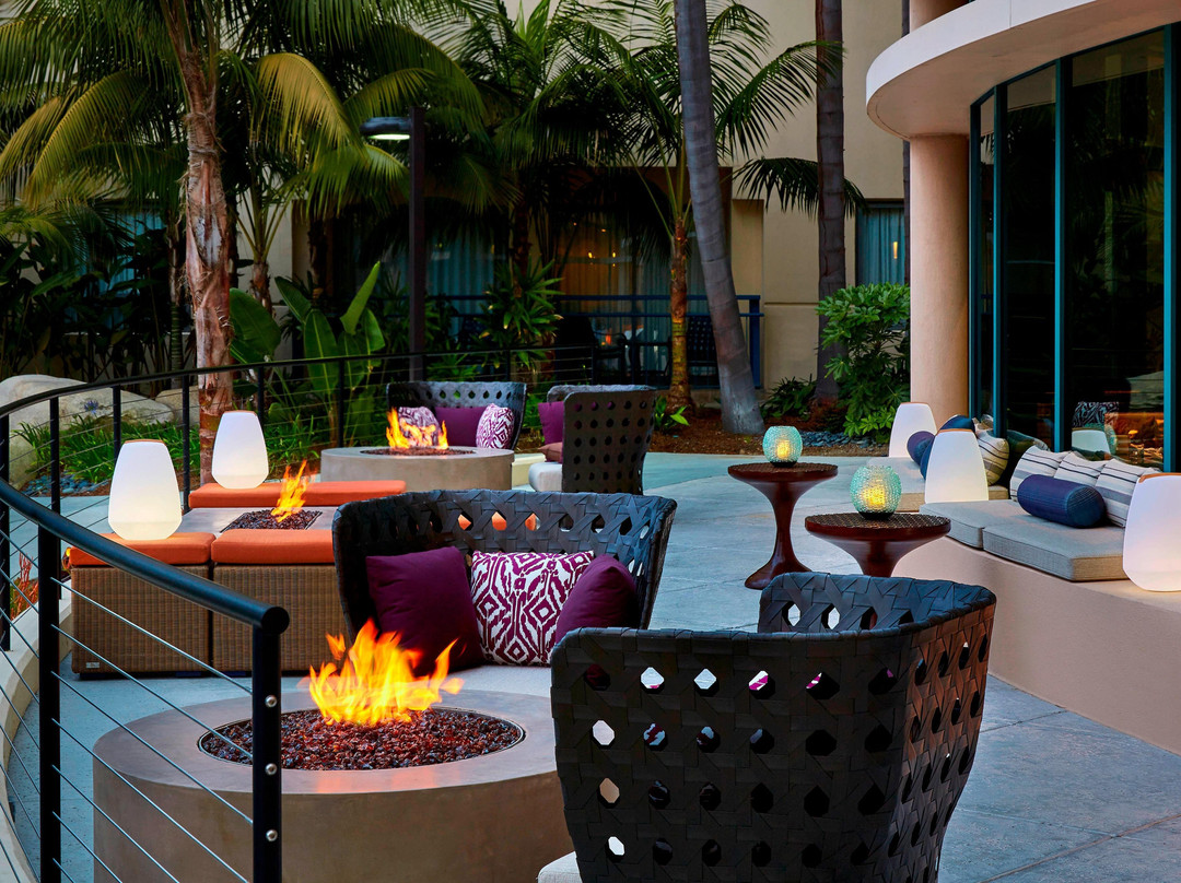 纽波特海滩万豪湾景酒店主图