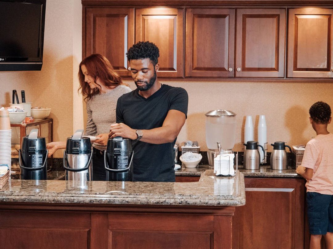 安阿伯丽晶套房酒店主图