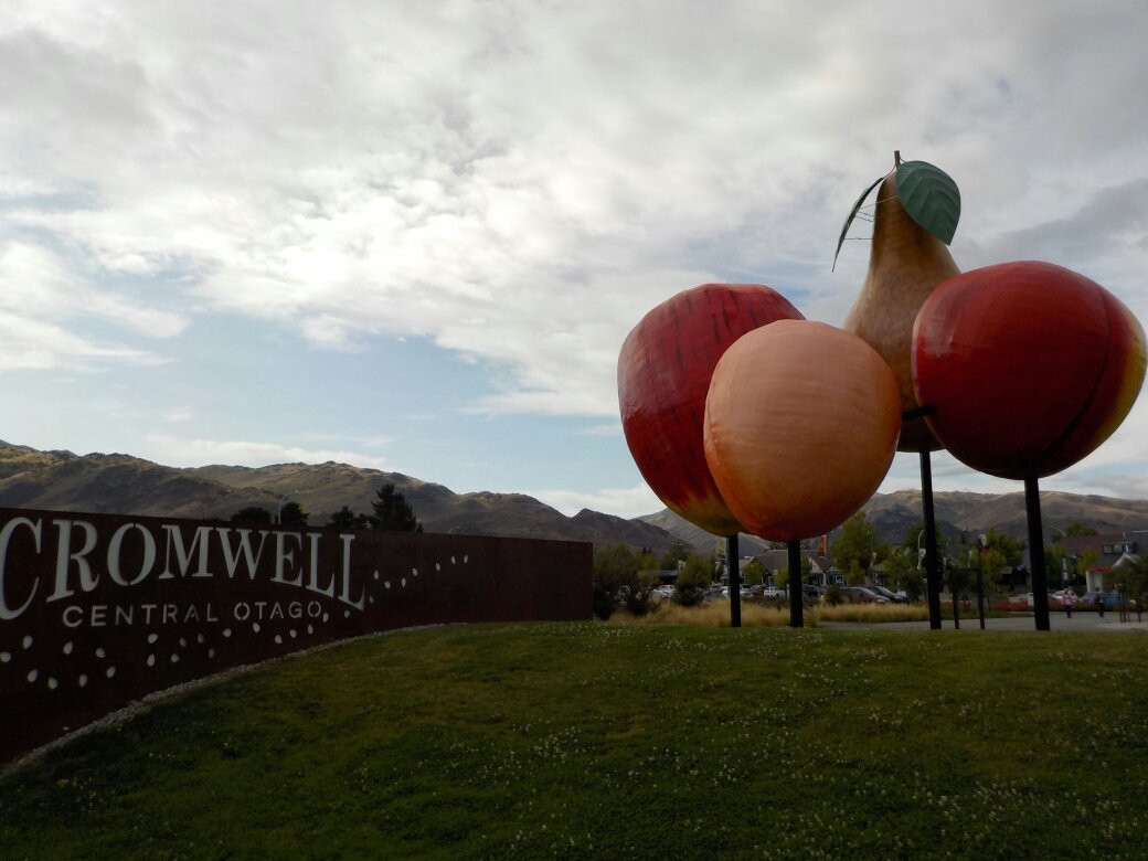 Cromwell Fruit Sculpture景点图片