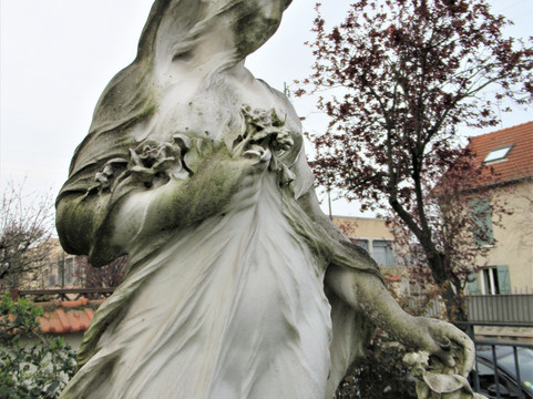 Jeune femme jetant des fleurs