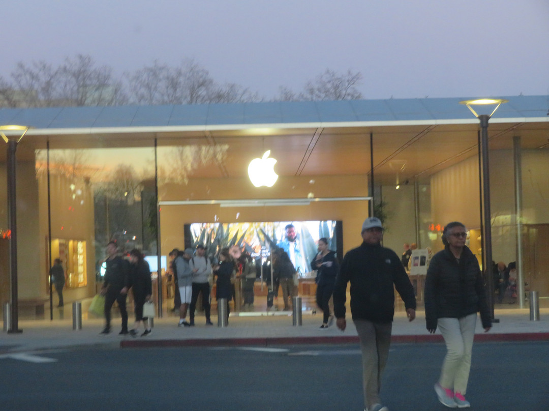 Broadway Plaza-核桃溪必去景点