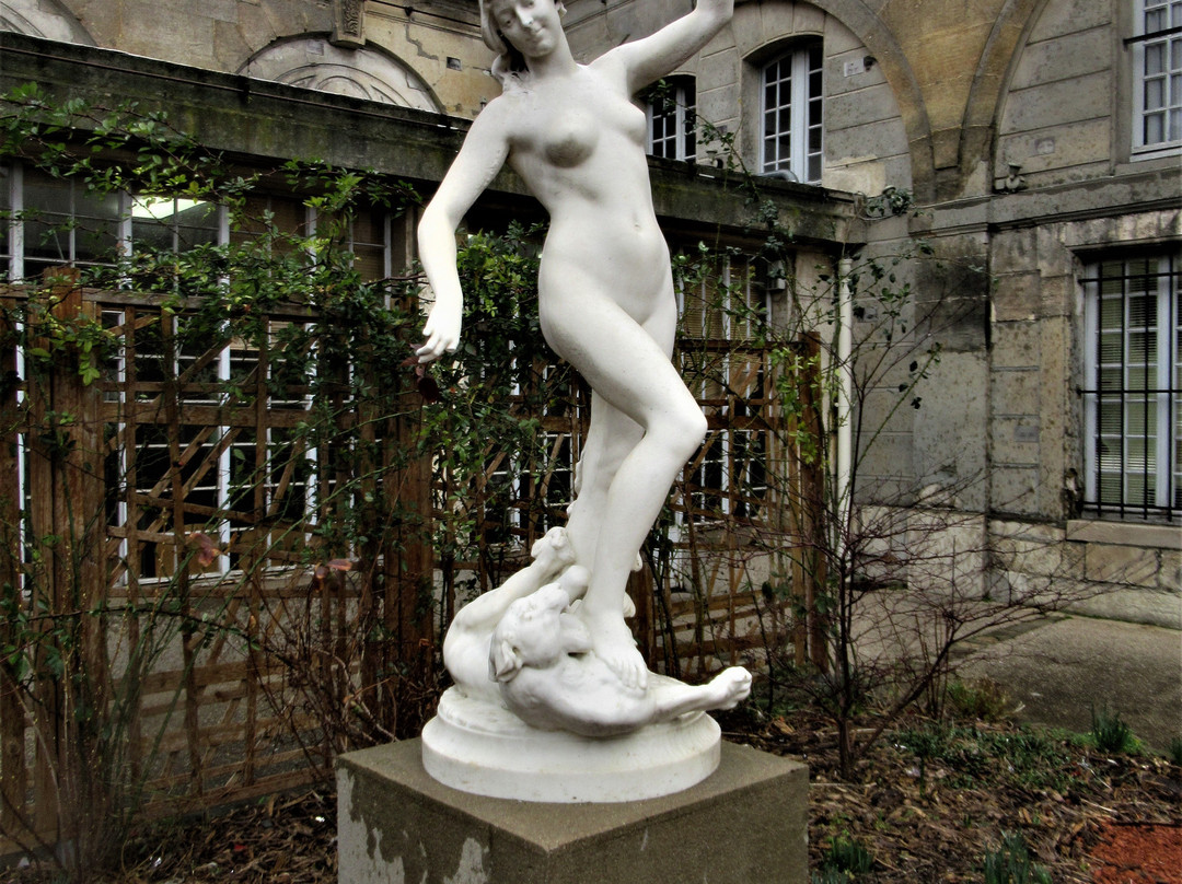 Femme nue debout son bras gauche levé-Stains必去景点