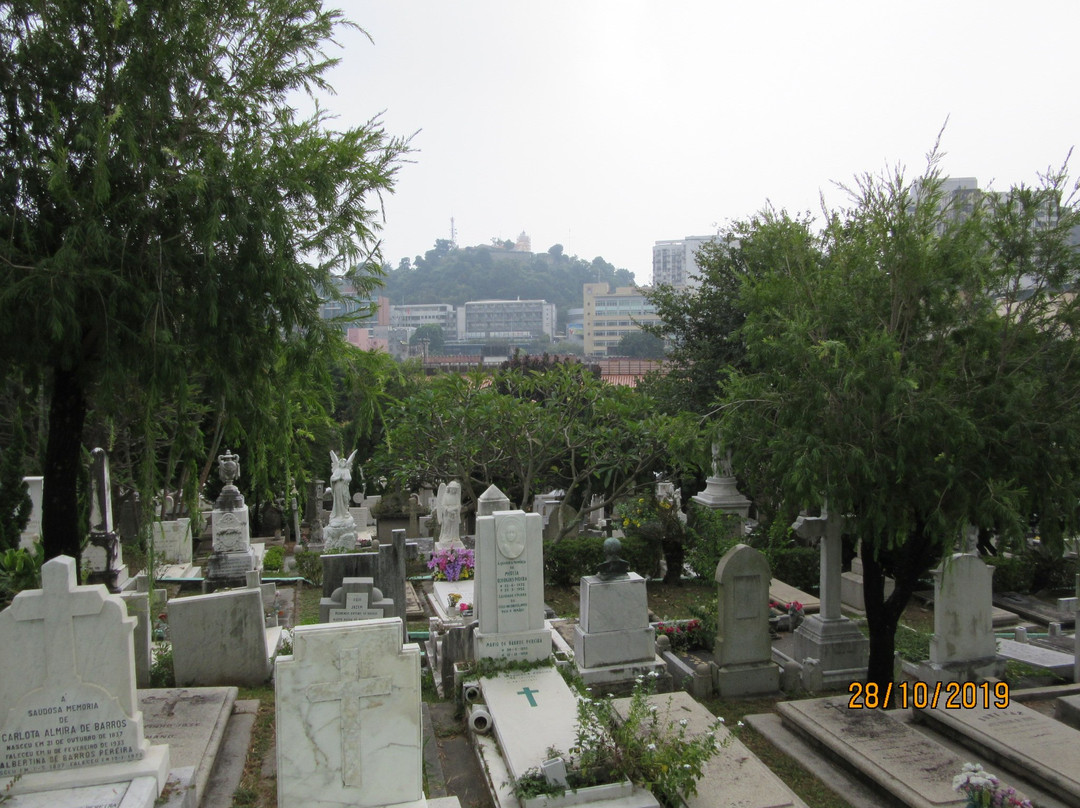 圣味基坟场及圣弥额尔小堂景点图片