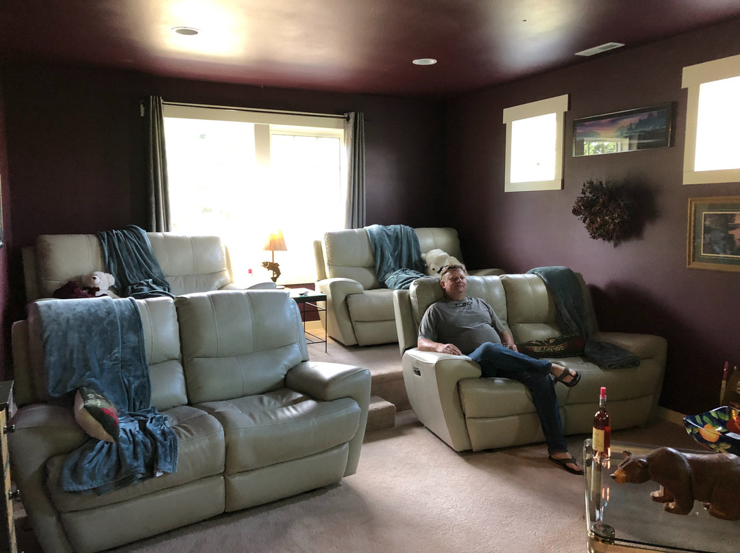 Lake's Edge Tuscan Logde主图