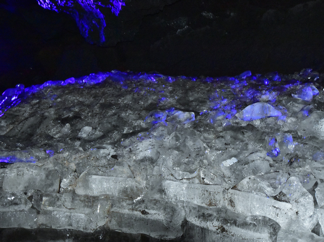 Narusawa Ice Cave景点图片