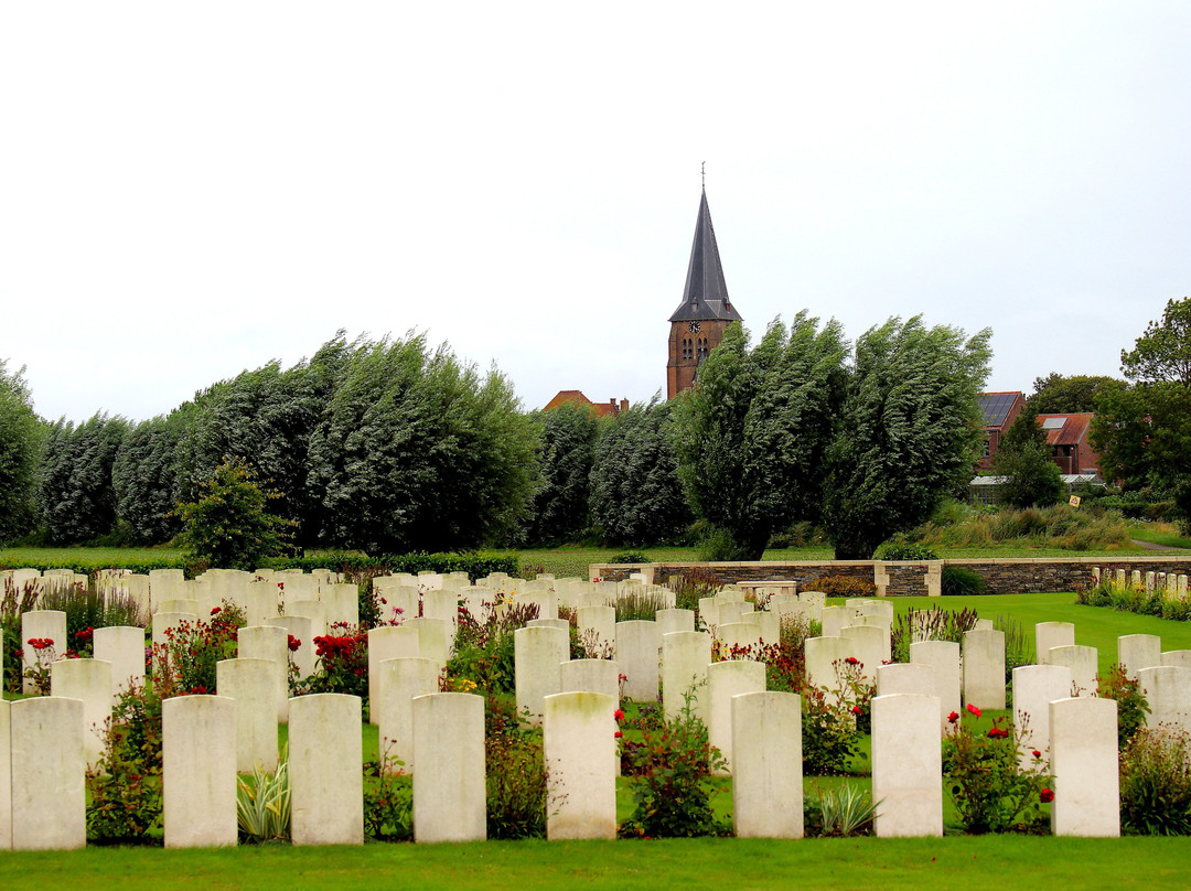 St. Quentin Cabaret Military Cemetery景点图片