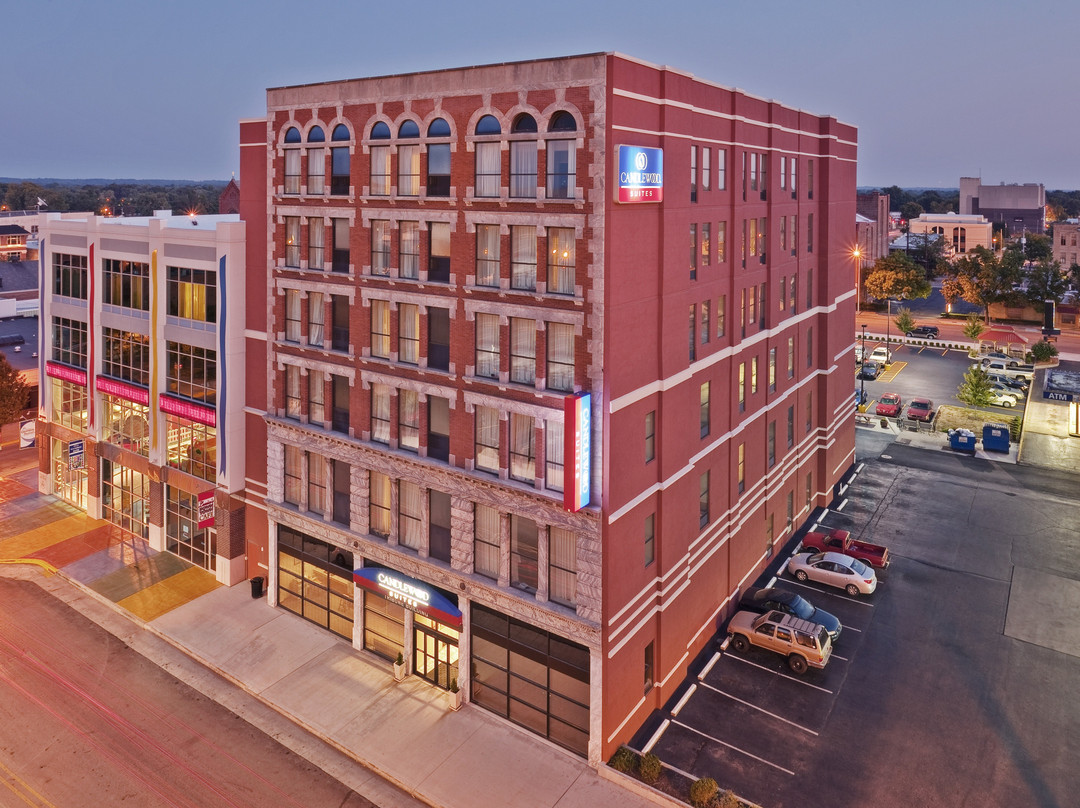 特雷霍特烛木套房酒店主图