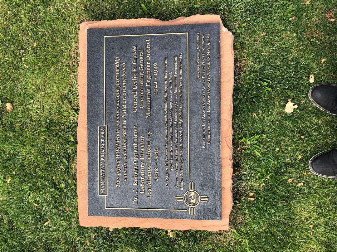 Dr. J. Robert Oppenheimer and General Leslie Statues-Los Alamos必去景点