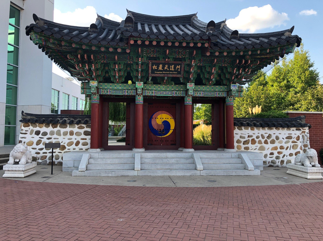 H.U. Lee International Gate and Garden-小石城必去景点