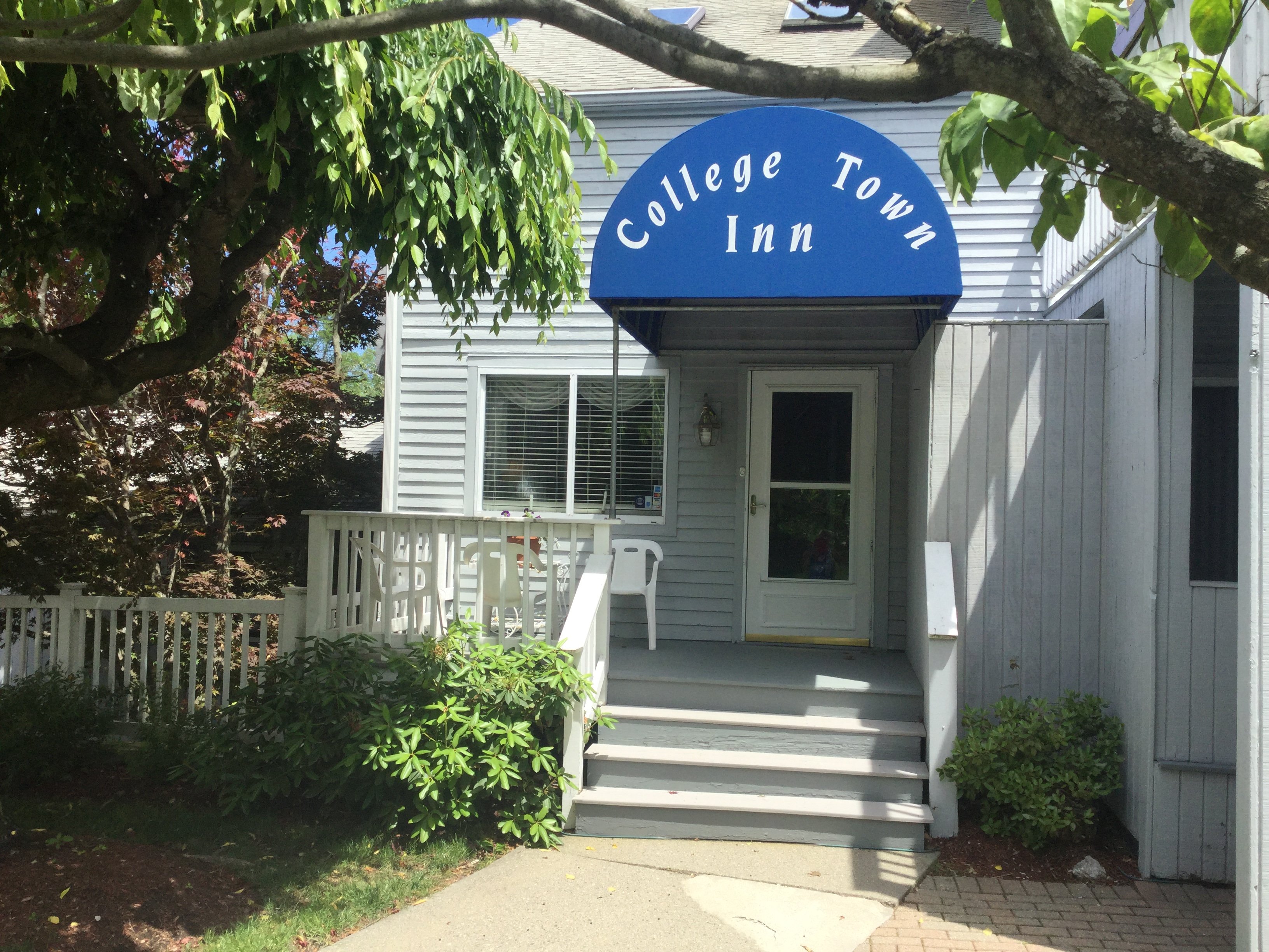 College Town Inn-官方