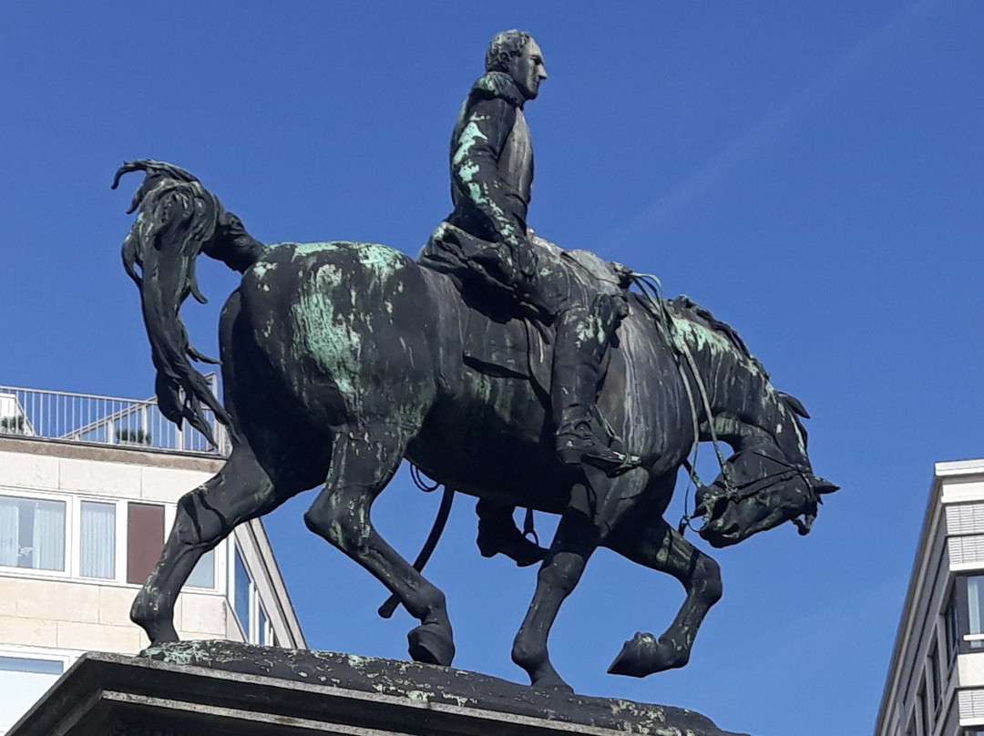Bronzen ruiterstandbeeld van koning Leopold I
