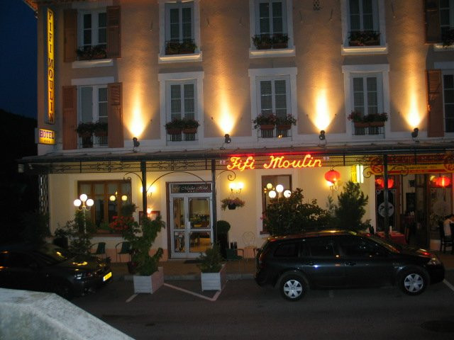 菲菲磨坊酒店主图