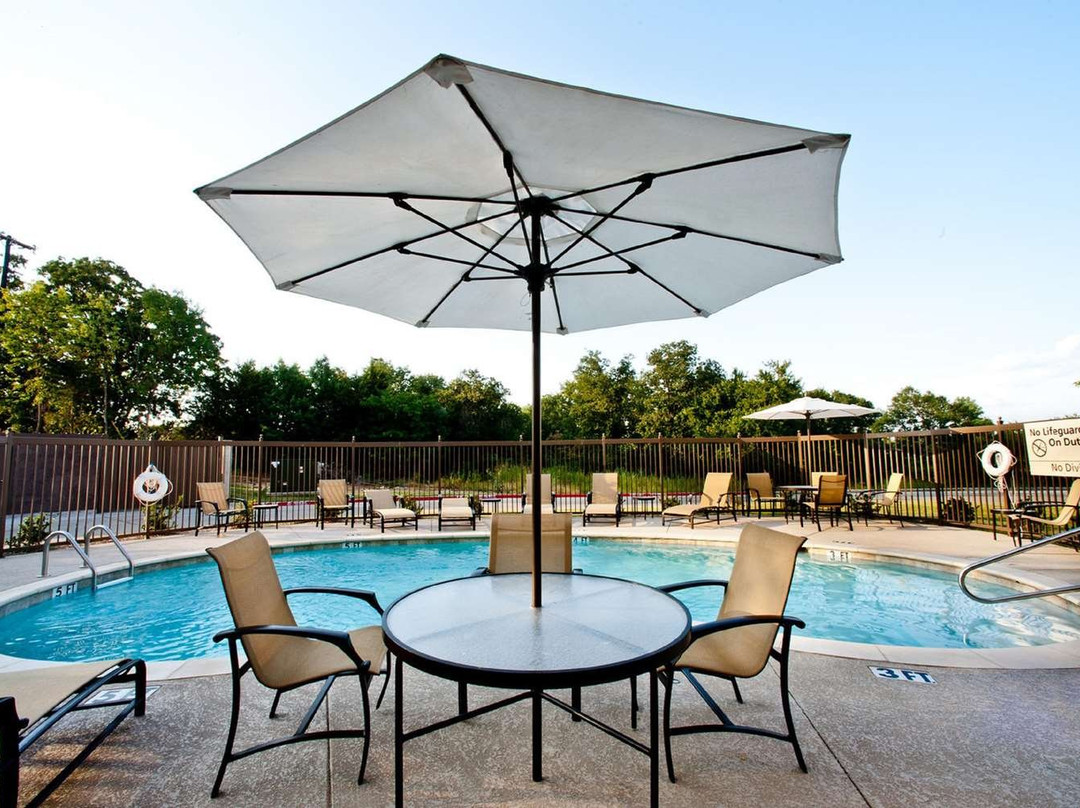 丹尼森汉普顿套房酒店主图