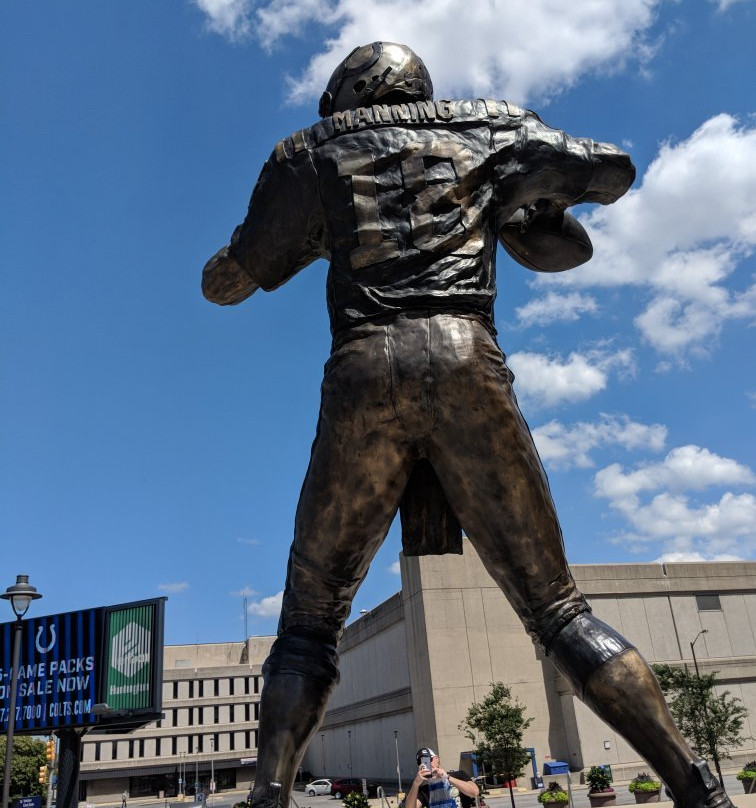 Peyton Manning Statue-印第安纳波利斯必去景点