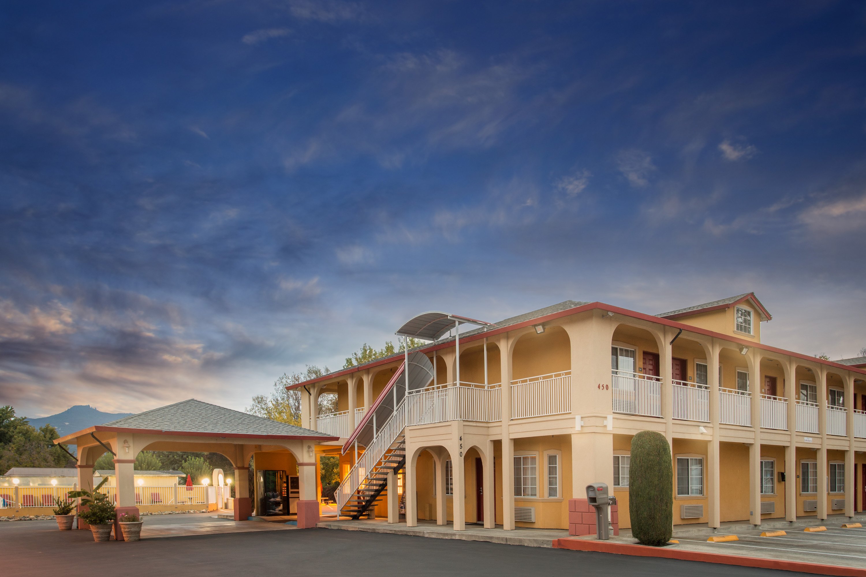 Upper Lake Inn and Suites-官方