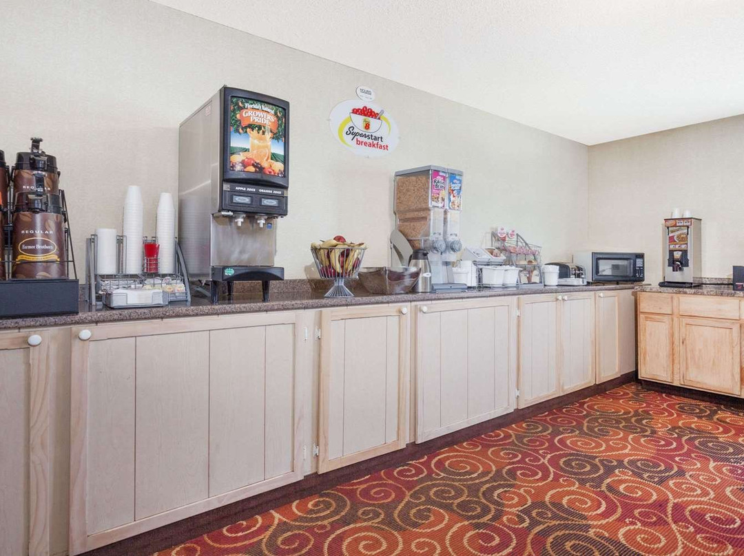 Super 8 by Wyndham Evansville North主图