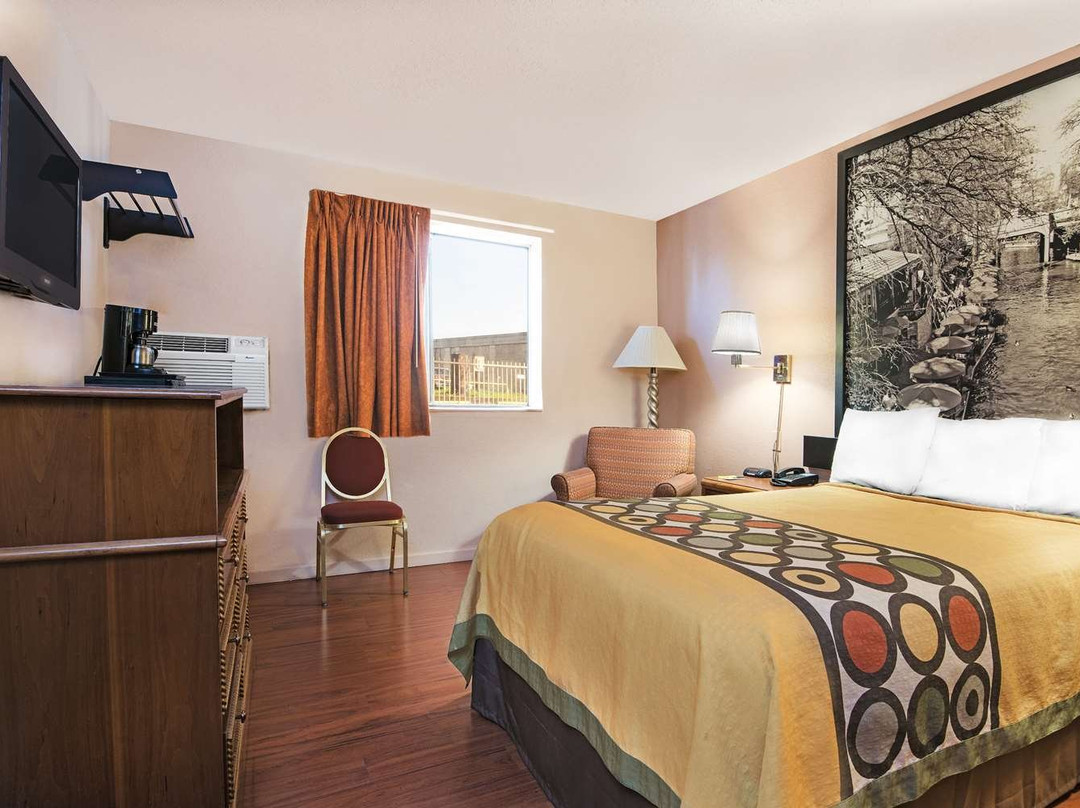 Super 8 by Wyndham San Antonio/I-35 North主图