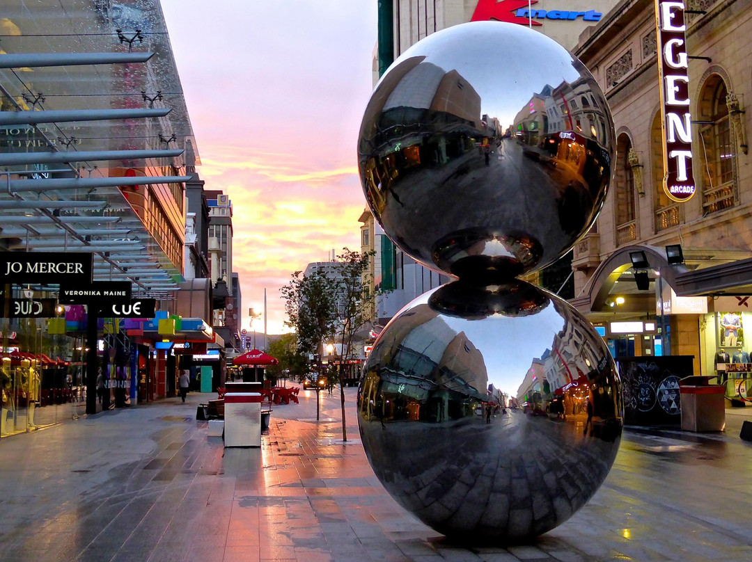 The Mall's Balls Statue景点图片