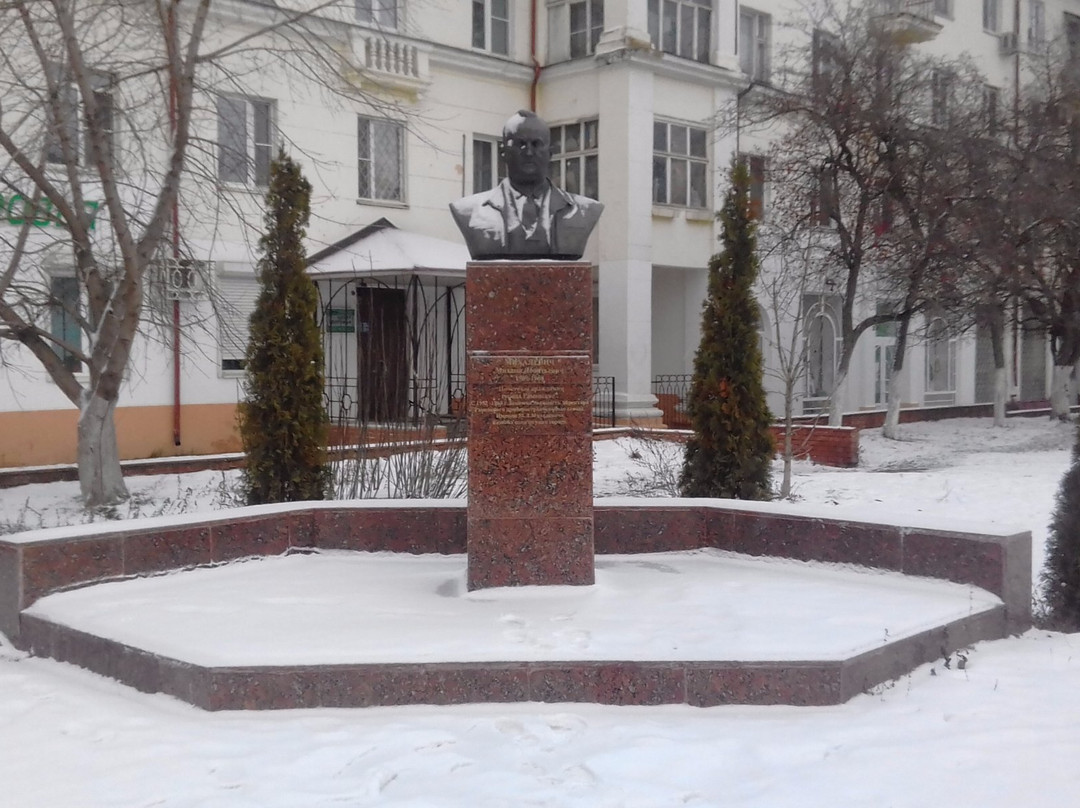 Monument-Bust of M.L. Mikhalevich景点图片