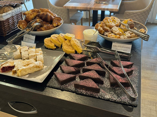 蒂利亚纳酒店主图