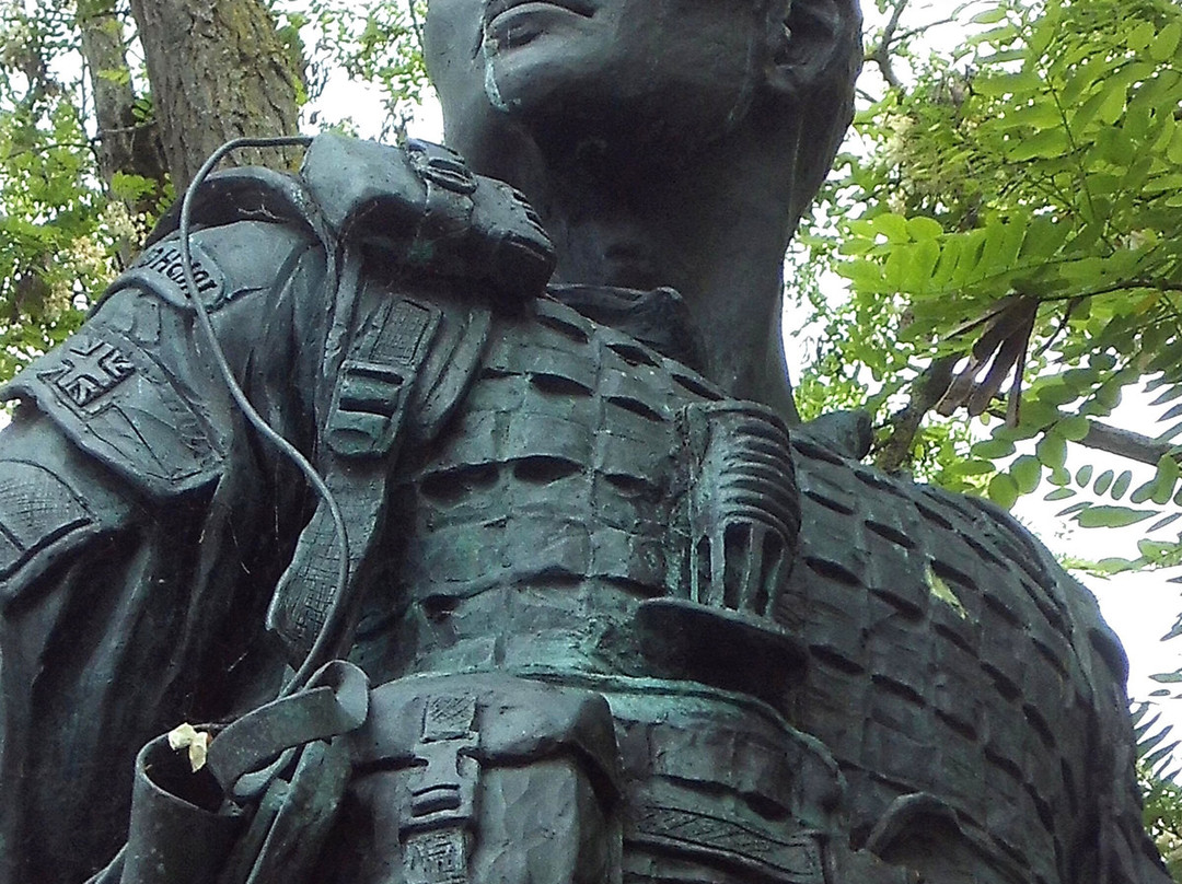 Irish Guardsman Statue-温莎必去景点