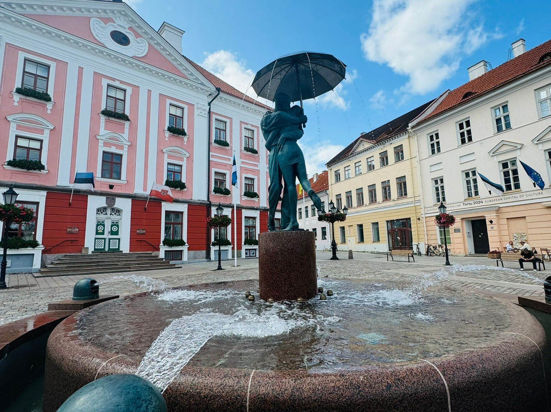 'The Kissing Students' sculpture and fountain-塔尔图必去景点